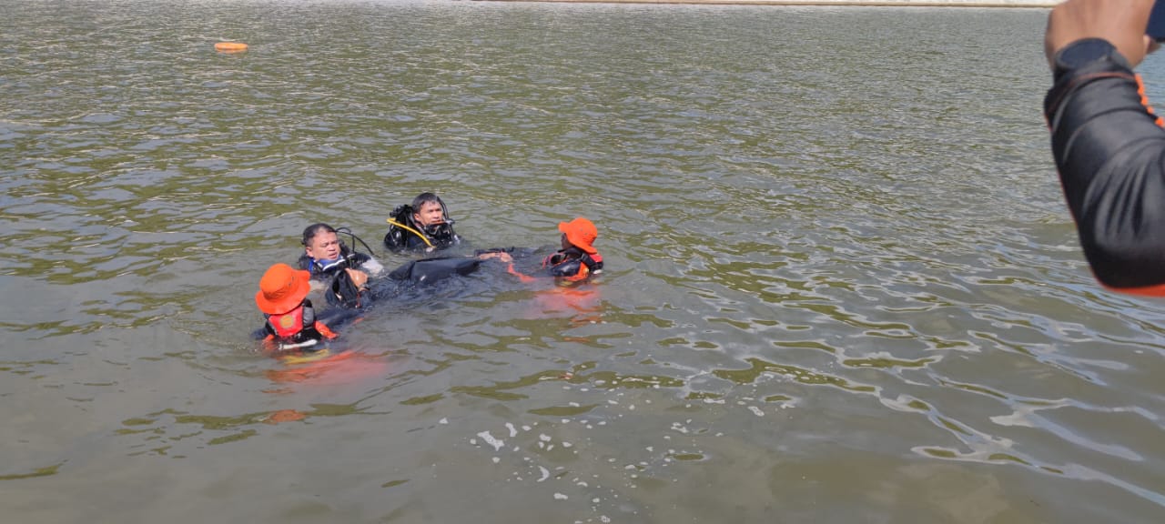 Petugas mengangkat korban dari Danau