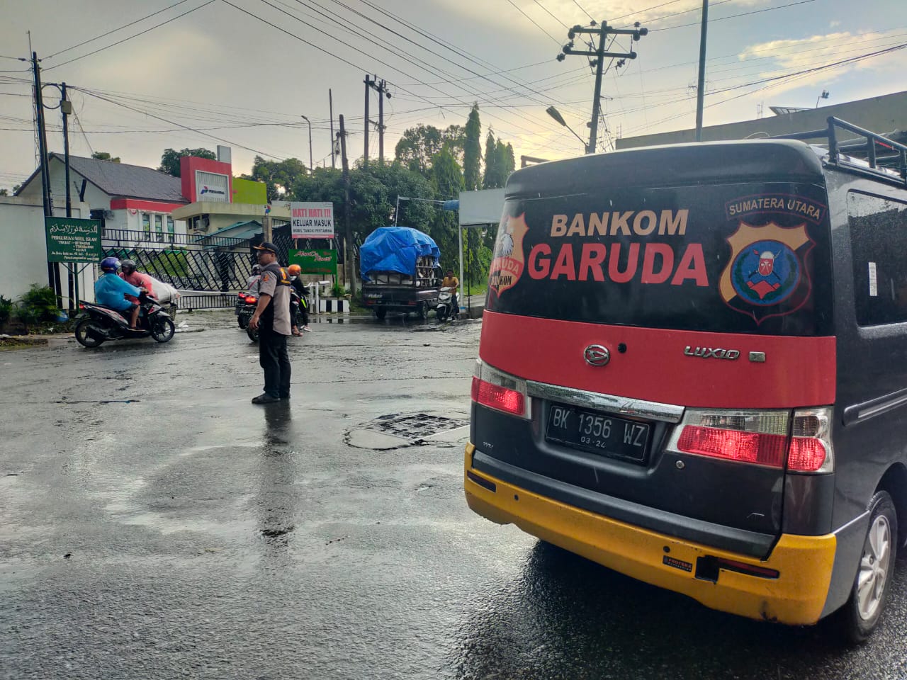 Ketua Bankom Garuda saat mengatur lalu lintas