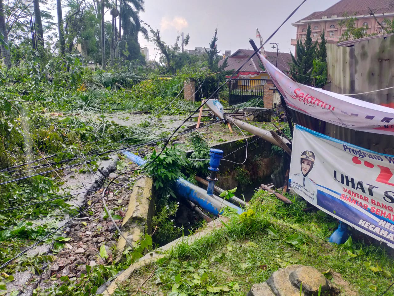 Tiang listrik tumbang di Jalan Ade Irma