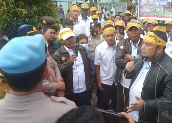 Para karyawan saat melaksanakan aksi di Kantor Bupati Simalungun