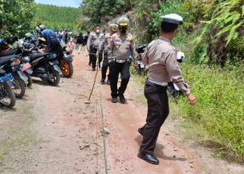 Petugas saat mengamankan rally