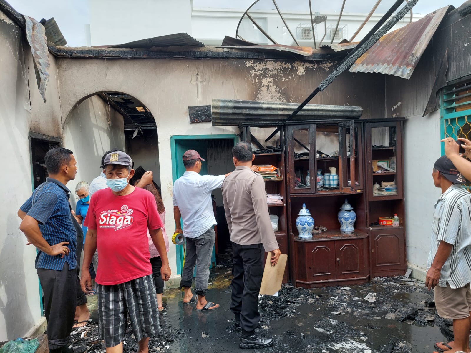 Petugas melakukan penyelidikan penyebab kebakaran