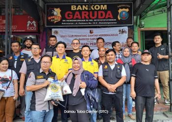 Pengurus Lions Club memberikan sembako kepada 100 wartawan