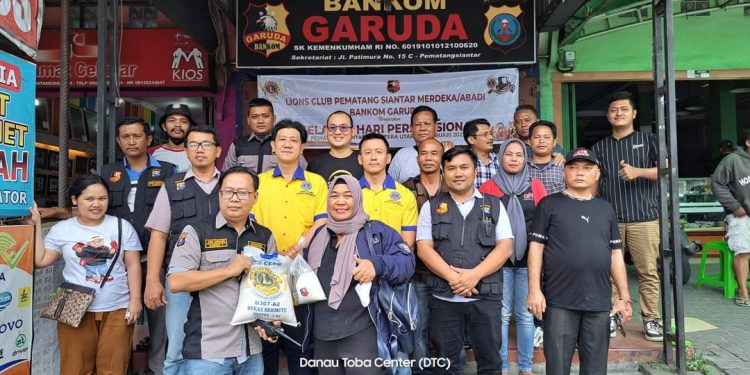 Pengurus Lions Club memberikan sembako kepada 100 wartawan