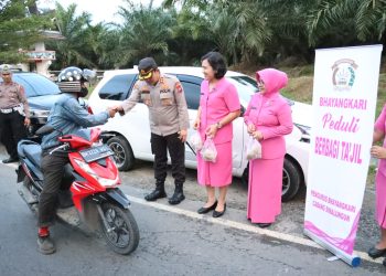 Kapolres bersan istri membagikan takjil